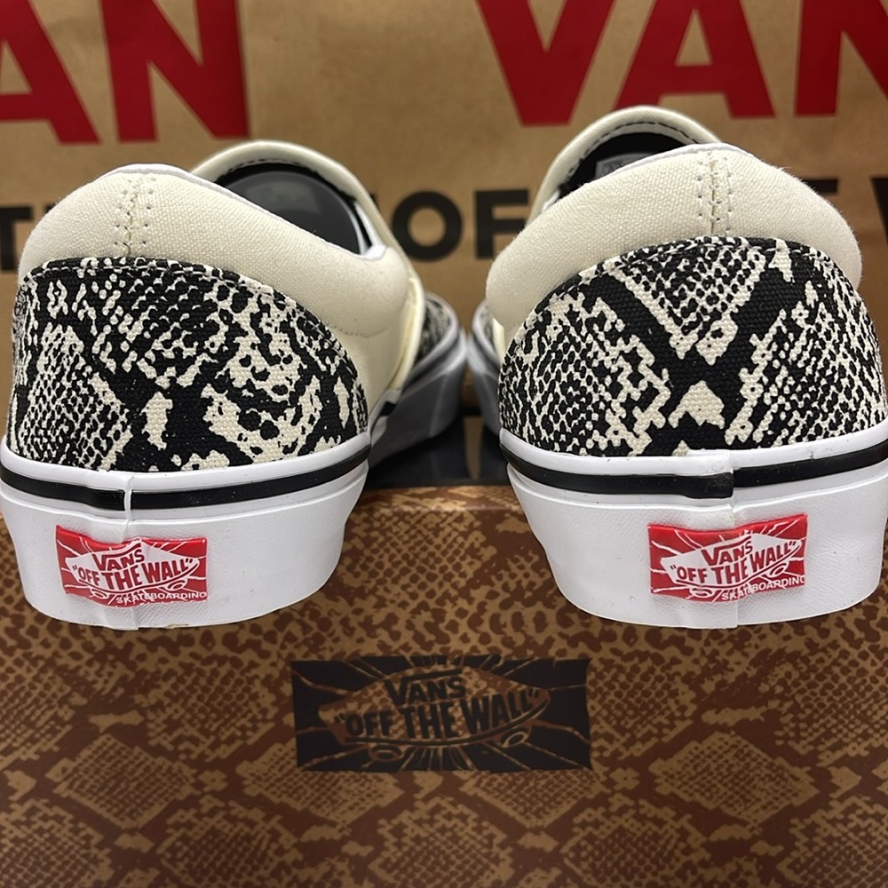 Vans WMNS Skate Slip-On Hockey Skateboards Snake
VN0A5FCA7W1
Sneakers - Picture 13 of 16